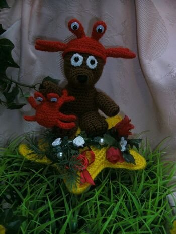 Nr. 6 - der Krebs  - aus der Bärchen-Sternzeichenserie von kleinermond80 - von mir gehäkelt und noch zusätzlich etwas dekoriert.