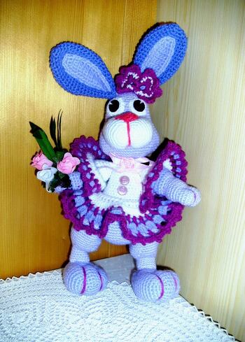 Dieser lila Kuschelhase ist von mir nach einer Anleitung von kleinermond80 gehäkelt worden. herzallerliebst