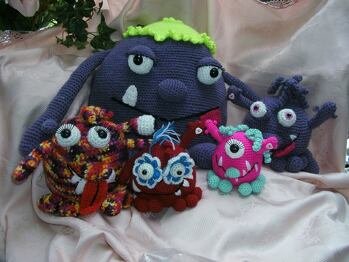 Monsterfamilie " Glotzi " ist  nach einer Anleitung von Katja Heinlein entstanden - mein Enkerl liebt sie über alles.