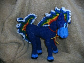 Weil es ein Geschen für einen Jungen war , habe ich dieses Regenbogen-Pferdchen in blau gehäkelt. Die Anleitung dafür gibt es bei Babycrochet. Es schaut in Wirklichkeit noch viel schöner aus , als auf dem Foto.