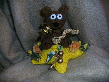 Nr. 9 - die  Waage - aus der Bärchen-Sternzeichenserie von kleinermond80 - von mir gehäkelt und noch zusätzlich etwas dekoriert.