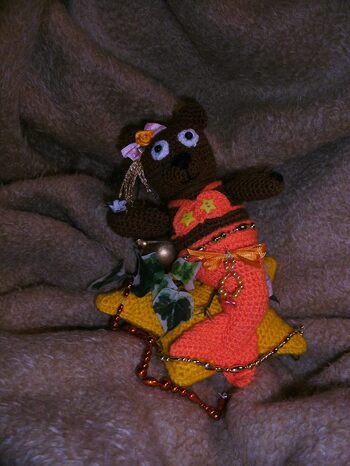 Nr. 8 - die Jungfrau - aus der Bärchen-Sternzeichenserie von kleinermond80 - von mir gehäkelt und noch zusätzlich etwas dekoriert.