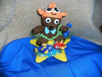 Nr. 2 - die Fische - aus der Bärchen-Sternzeichenserie von kleinermond80 - von mir gehäkelt und noch zusätzlich etwas dekoriert.