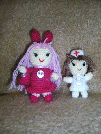 Die  kleine  " Pink lady " wurde von mir nach einer Anleitung von Kandjdolls gehäkelt . Süß - oder ?