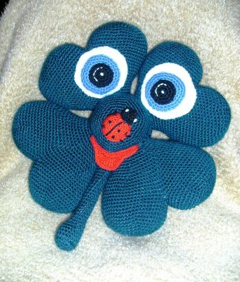 Manuela Etzold hat dieses wunderschöne große Kleeblattkissen entworfen und die Anleitung dafür geschrieben . suuuuuper !