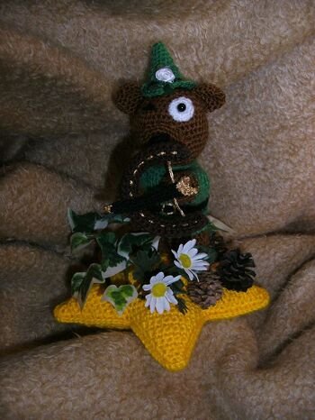 Nr. 11 - der Schütze  - aus der Bärchen-Sternzeichenserie von kleinermond80 - von mir gehäkelt und noch zusätzlich etwas dekoriert.