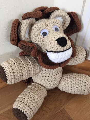 Nachgearbeitet nach der Anleitung aus dem Häkelheft "Trendige Häkelideen Nr. 1 kuschelige Amigurumi"
Byron, der Löwe ist Ca. 41 cm groß und war ein Geschenk an meine Mum.