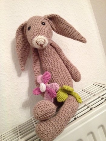 Ich habe heute meinen Schlenkerhasen fertiggestellt. Er ist toll geworden-ich freue mich so sehr .Alle,denen ich den Hasen  gezeigt habe,sind total begeistert!