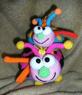 Die knuffigen Glückskäfer habe ich nach einer Anleitung von Diana Barthelmess gehäkelt. Die beiden sind echt zum Verlieben .
Für den Größeren habe ich Wolle Lg 130 m / 50 g - Ns 3,5 verwendet für den Kleineren habe ich Wolle Lg 190 m / 50 g - Ns 2,5 genommen.