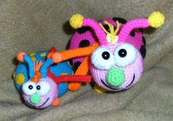 Die knuffigen Glückskäfer habe ich nach einer Anleitung von Diana Barthelmess gehäkelt. Die beiden sind echt zum Verlieben .
Für den Größeren habe ich Wolle Lg 130 m / 50 g - Ns 3,5 verwendet für den Kleineren habe ich Wolle Lg 190 m / 50 g - Ns 2,5 genommen.
Meine Arbeit, meine Fotos , Anleitung von - https://www.crazypatterns.net/de/items/11095/glueckskaefer-haekelanleitung