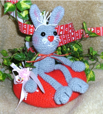 Ein Häschen auf einem großen Herzkissen für mein Hasi zum Valentinstag - die Anleitung dafür gab es gratis von - KLEINER MOND 80 - DANKE !
Meine Arbeit , meine Fotos