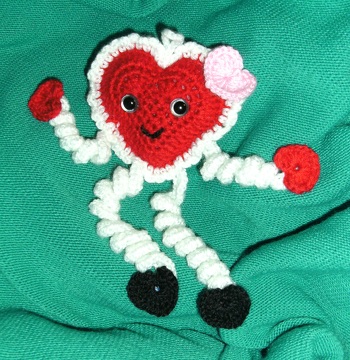 LIEBE kann man das ganze Jahr verschenken .
Miss Lovey habe ich nach einer kostenlosen Foto-Anleitung - http://sewritzytitzy.blogspot.dk/2013/01/miss-lovey.html - gehäkelt..
Die Herzen an Armen und Beinen habe ich nach einer kostenlosen Anleitung von - https://www.crazypatterns.net/…/herz-haekelanleitung-kosten… - gearbeitet.
Meine Arbeit , mein Foto.