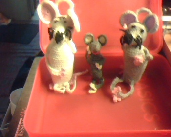 3 mäuschen in der kiste , die großen sind 20 cm groß , die kleine ca. 10cm