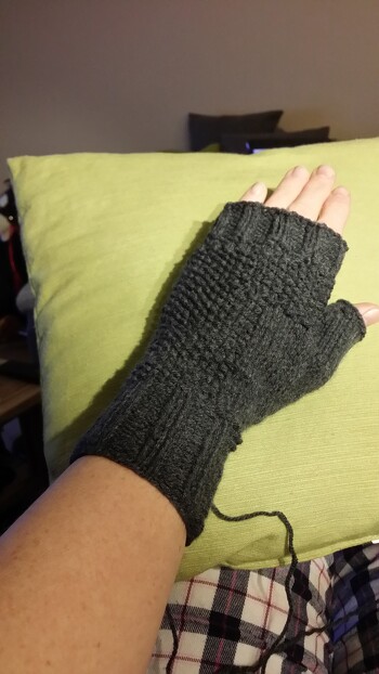 Sehr einfache Anleitung. Schnell zu machen. Ich habe sie meiner Tante geschenkt, sie liebt die Stulpen gerade zum Gassi gehen mit ihrem Hund