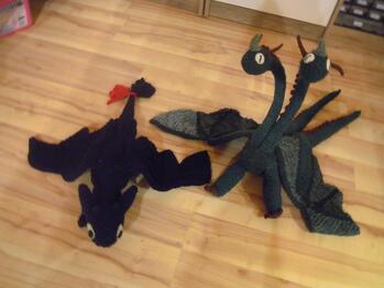 Drachen für einen Jungen - oder anders gesagt: Drachenhäkeln leicht gemacht!
Da keine schöne Anleitung gefunden und mein Sohn sie sich so sehr gewünscht hat, habe ich mich hingesetzt und selbst getüftelt. Das Ergebnis von Ohnezahn und Kotz+Würg können sich aber schon sehen lassen!
Um die Größe zu erfassen: Ohnezahn Flügelspannweite 1 Meter und Länge 1 Meter, Kotz+Würg Flügelspannweite 1,2 Meter und Länge 1,5 Meter.