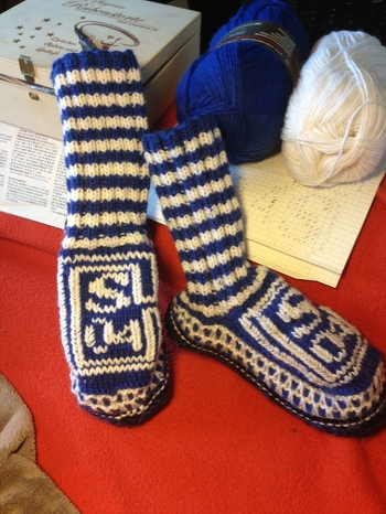 Für S04 Junior - Fan
Gestrickt und bestickt