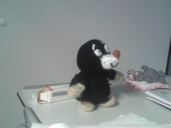 Es ging super schnell. Im Krankenhaus hat man ja Zeit. Jetzt ziert er das Schwesternzimmer.