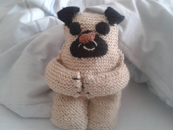 Der hat sich wohl etwas zu voll gefressen. Jedenfalls bellt und beißt er nicht.