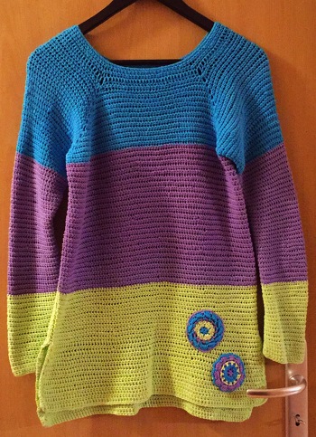 Mein Frühlingspullover ist endlich fertig!
Es ist ein gehäkelter RVO aus Baumwolle geworden.
