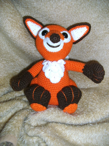 Katrin Petzold - https://www.crazypatterns.net/de/store/surishaekelfee - hat diesen herzigen Fuchs mit Namen " Karlchen " designed  - viel Spaß beim Nachhäkeln !