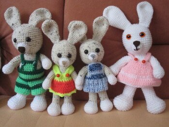 "Ihr passt heute mal auf die Kleinen auf!"
Das gleiche Häschen mit dem gleichen Garn
nur mit unterschiedlichen Nadeln ( 3 bzw. 2,5 ).