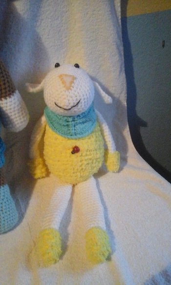 Anleitung von hier.Gelbes Schaf.von mir etwas anders gestaltet.Gehäkelt und Foto von mir.