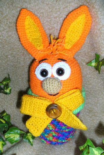 Ostern ist heuer schon sehr bald - " Hasi Geschenkei " - von Diana Barthelmess - Diana´s kleiner Häkelshop darf da nicht fehlen.
In diesem " Bauch " hat allerhand Süßes Platz.
Gehäkelt und fotografiert habe ich , die Anleitung gibts bei diba 26 - crazypattern -
https://www.crazypatterns.net/de/items/5470/hasi-geschenkei-haekelanleitung