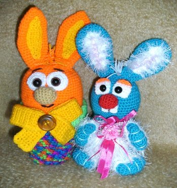 Heute ist der blaue Schnuffelhase ( sitzend) von Diana Barthelmess fertig geworden. Da ist Hasi  ( Geschenkei) endlich nicht mehr alleine.
Die Beiden gehäkelt und fotografiert habe ich , die Anleitung gibt es hier - https://www.crazypatterns.net/de/items/12644/schnuffelhase-als-stecker-oder-sitzend-haekelanleitung
https://www.crazypatterns.net/de/items/5470/hasi-geschenkei-haekelanleitung