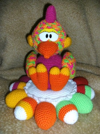 Ich habe Dotti das süße Osterhuhn von Diana Barthelmess - diba26  leicht abgewandelt und so mein persönliches " crazy chicken " daraus gemacht. Das Eierkissen kann man auch  zum Kuscheln verwenden.
Die Anleitung gibt es hier - https://www.crazypatterns.net/de/items/5471/dotti-das-suesse-osterhuhn-haekelanleitung