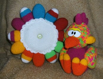 Ich habe Dotti das süße Osterhuhn von Diana Barthelmess - diba26  leicht abgewandelt und so mein persönliches " crazy chicken " daraus gemacht. Das Eierkissen kann man auch  zum Kuscheln verwenden.
Die Anleitung gibt es hier - https://www.crazypatterns.net/de/items/5471/dotti-das-suesse-osterhuhn-haekelanleitung