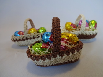 Diese hübschen Osterkörbchen habe ich nach der Anleitung im Blog "Dekokörbchen" von Leem aus Baumwollgarn nachgearbeitet.
Die Anleitung ist sehr gut mit Bildern ausgestattet und damit dürfen auch Anfänger keine Probleme beim Nacharbeiten haben.