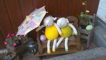 Zwei Hasen bleiben nicht allein, zwei Schafe kommen noch dazu . Meine Enkelkinder sind begeistert.