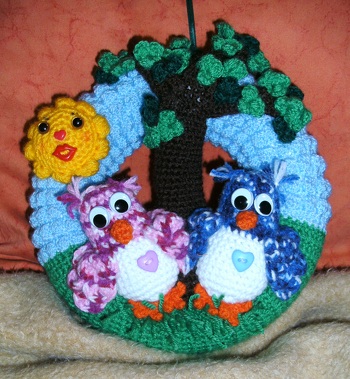 Designed wurde dieser Türkranz von - https://www.facebook.com/KuemaDesigns/ - ich habe ihn leicht abgewandelt, weil mein Styroporkranz einen kleineren Durchmesser hat, als der in der Anleitung - https://www.crazypatterns.net/de/items/12234/tuerkranz-verliebte-eulenpaar
gehäkelt und fotografiert habe ich den Kranz .