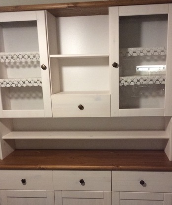 Spitzenbordüre für Vitrine oder Küchenbüffet gehäkelt nach Anleitung mit Häkelschrift.
Anleitung von Eulenpaebstin!