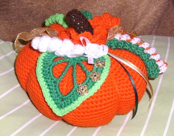 Endlich hab ich Zeit gefunden dieses tolle Kürbiskissen zu häkeln - die Anleitung habe ich mir schon letzten Herbst gekauft.  Die Anleitung von " nk-mir" https://www.crazypatterns.net/de/items/8158/kuerbiskissen-kissen-herbstdeko-helloween - ist leicht verständlich geschrieben und super bebildert.