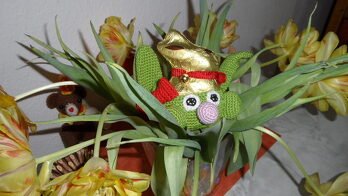 Der gehäkelte Osterhase hat sogar schon einen Inhalt. Leicht zu Arbeiten.