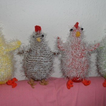 4 Hennen sind bereit zum Brüten. Arbeit etwas kniffelig.