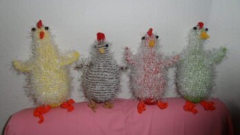 4 Hennen sind bereit zum Brüten. Arbeit etwas kniffelig.