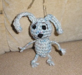 Hier ein nach Vorlage gehäkeltes Häschen. Sieht doch süß aus, oder ?!