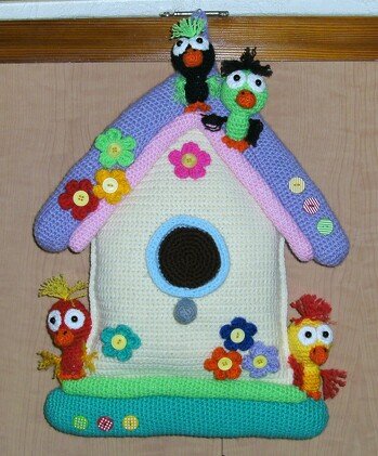 In der " Villa Zwitscherli "  war heute Schlüsselübergabe - und schon sind ein paar schräge Vögel eingezogen.
Foto und Arbeit von mir , Anleitung von Haekelkeks -
https://www.crazypatterns.net/de/store/haekelkeks