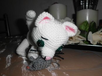 ein Kätzchen fängt ein Mäüschen