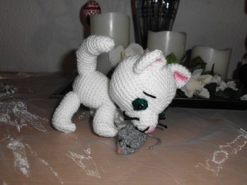 ein Kätzchen fängt ein Mäüschen