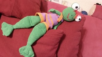 oskar der Frosch ist ein ganz schlimmer der macht nur das was er will auch beim häkeln.