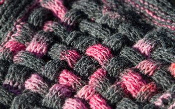 Nahansicht der Verflechtungen (einige habe ich beim Vernähen der übrigen Fäden einfach angenäht, damit sie besser zur Geltung kommen)