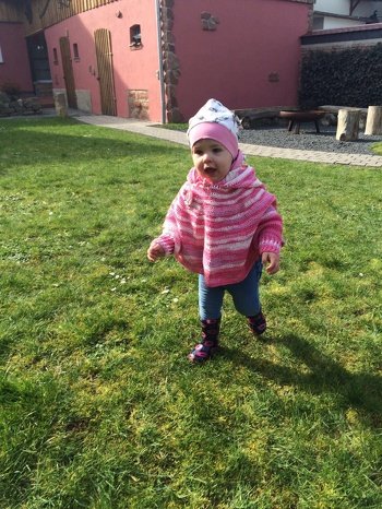 Super einfache Anleitung war innerhalb von ein paar Tagen fertig
Habe gleich farbiges Garn genommen somit musste ich nicht ständig die Farben wechseln