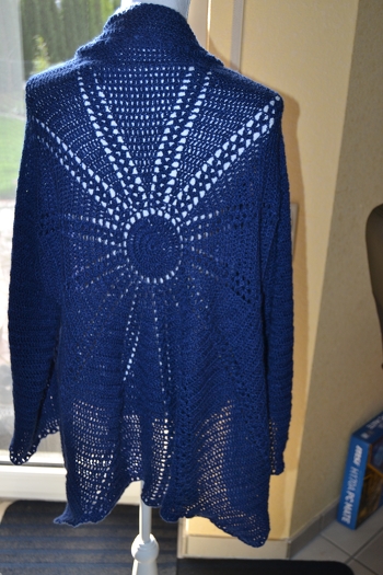 Eine echt tolle Weste, immer im Kreis herum gehäkelt....