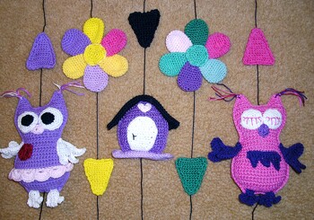 Ich habe zwar noch keine geeignetes Gestell zum Aufhängen, aber man sieht auch so, wie süß dieses Mobile " Eulina" von Katrin Petzold​ - Suri´s Häkelfee - ist.
Arbeit und Foto von mir - Anleitung gibt es bei -
https://www.crazypatterns.net/de/items/14268/haekelanleitung-mobile-eulina