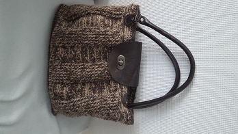 Ich habe nach Anleitung gearbeitet, jedoch noch eine Lederlasche mit Schließer an die Tasche angenäht.