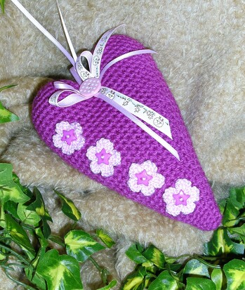 Das " Tilda Herz " musste ich einfach häkeln  - die kostenlose Anleitung habe ich bei crazypatterns gefunden - https://www.crazypatterns.net/de/items/12146/tilda-herz-kostenlose-haekelanleitung
mein Foto