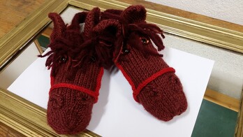 Ich habe diese Pferdchen-"Sneaker´s" gearbeitet und konnte mich völlig auf die Anleitung verlassen, die Paßform
für Kinderfüße ist ideal.
Danke für dieses nette Modell, es hat wirklich Spaß gemacht und ging voll schnell mit Stricken.